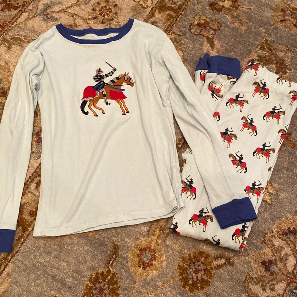 ⭐️ GENTLY WORN ⭐️ Leveret knight pajamas, size 12